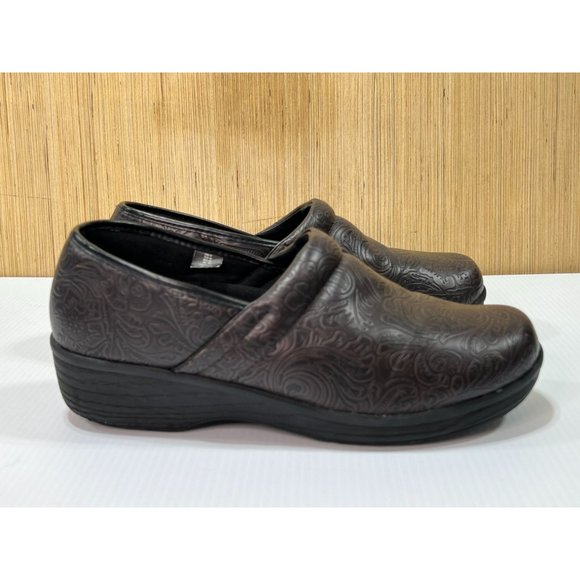 SafeTStep - Women's Oil-Resistant and Non-Slip Comfort Dress Shoes - Brown- # 11 - Picture 4 of 12